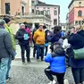 Filippo Faccin davanti al Pedrocchi con il gruppo di visitatori