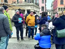 Filippo Faccin davanti al Pedrocchi con il gruppo di visitatori