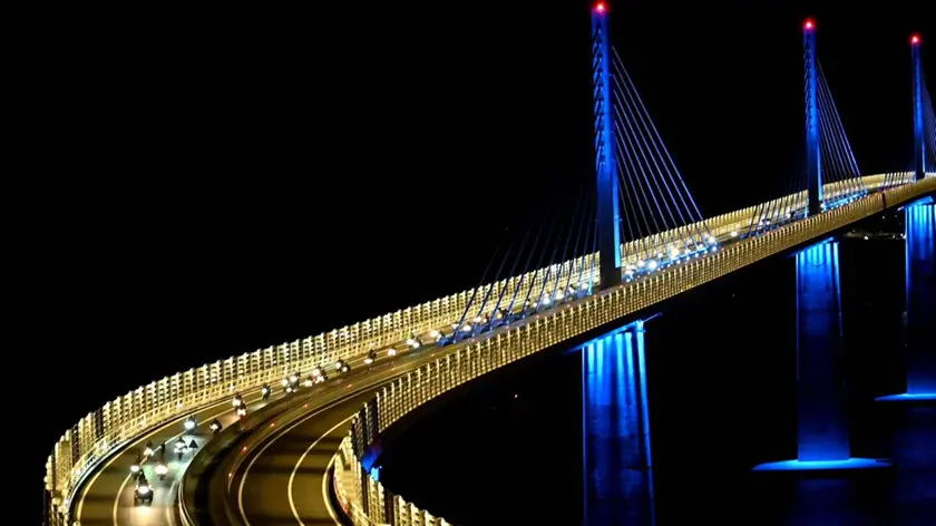 Una suggestiva immagine notturna del ponte di Sabbioncello