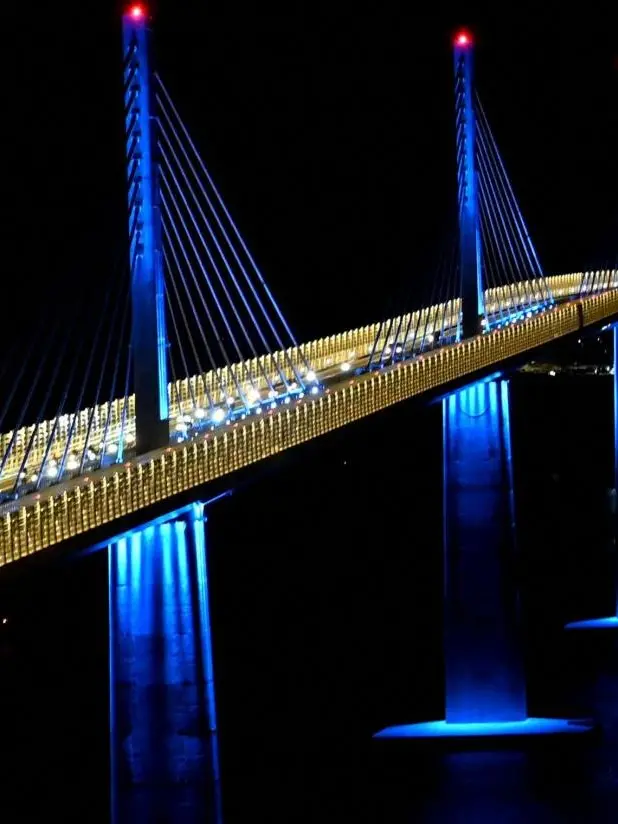 Una suggestiva immagine notturna del ponte di Sabbioncello