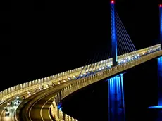 Una suggestiva immagine notturna del ponte di Sabbioncello