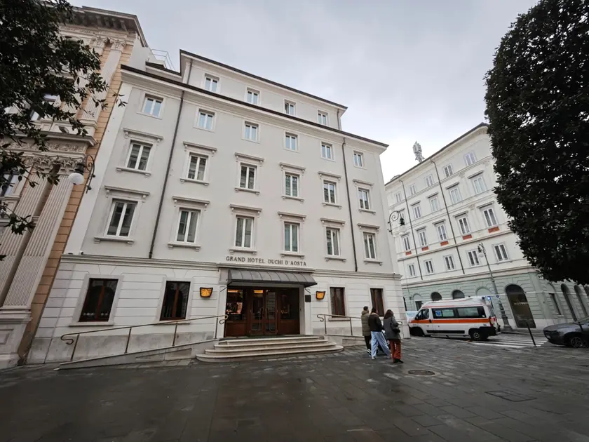 L'esterno dell'hotel Grand Hotel Duchi in piazza Unità (foto Lasorte)