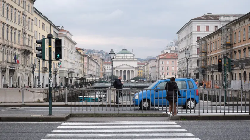 Ildoppio ponte Bianco e Verde in fondo al Canale di Ponterosso, oggetto del cantiere di ristrutturazione al via in questi giorni. Foto Massimo Silvano