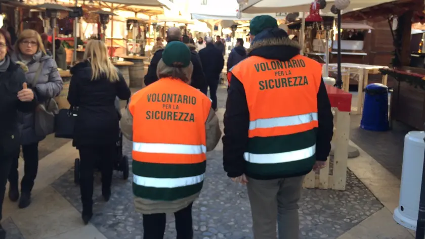 Due volontari per la sicurezza in servizio al mercato di Sacile