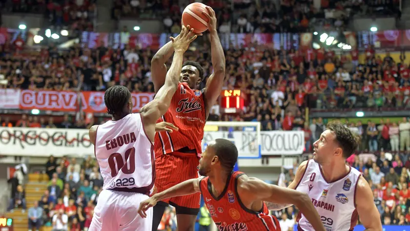 Mady Sissoko, al tiro,osservato da Markel Brown (foto Bruni)
