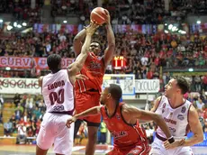 Mady Sissoko, al tiro,osservato da Markel Brown (foto Bruni)