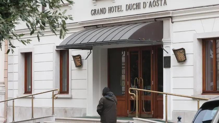 L’ingresso dell’Hotel Duchi in piazza Unità. Foto Andrea Lasorte