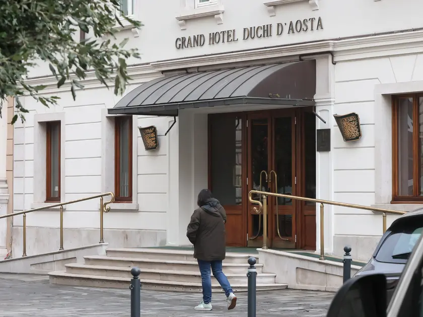 L’ingresso dell’Hotel Duchi in piazza Unità. Foto Andrea Lasorte