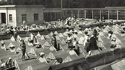 Una rara immagine del fotografo Zuliani che aveva fatto indossare costumi o abiti alle ospiti per la foto