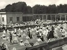 Una rara immagine del fotografo Zuliani che aveva fatto indossare costumi o abiti alle ospiti per la foto