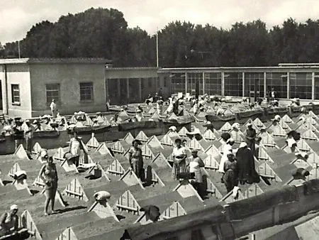 Una rara immagine del fotografo Zuliani che aveva fatto indossare costumi o abiti alle ospiti per la foto