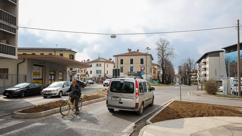 La rotatoria che si trova fra le vie Duca d’Aosta, Ristori, Trieste, Di Manzano e verrà completamente risistemata Foto Daniele Tibaldi