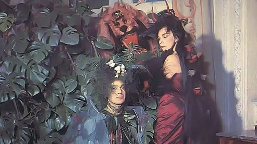 Christian Dior con Leonor Fini durante un ballo in maschera