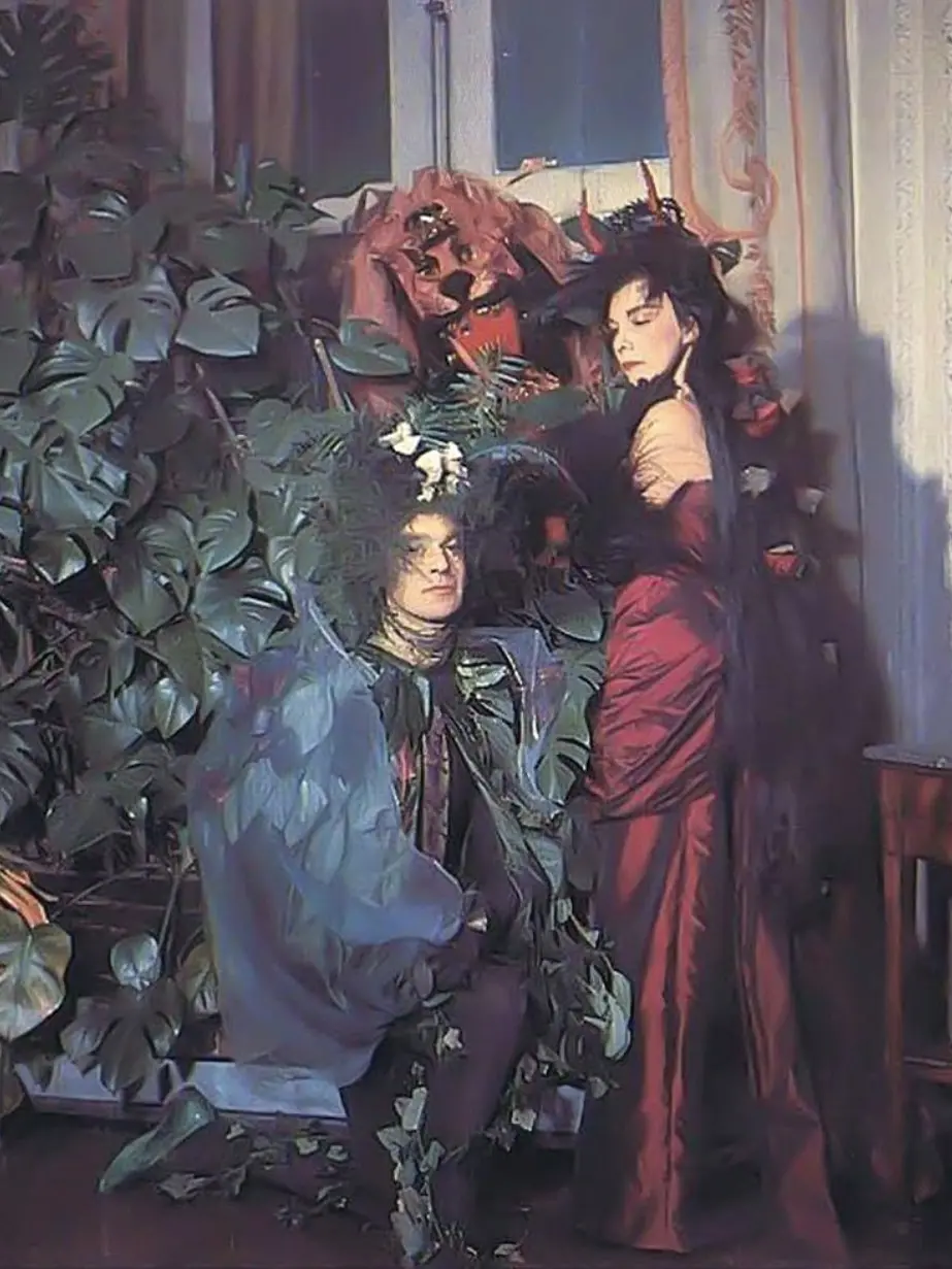 Christian Dior con Leonor Fini durante un ballo in maschera
