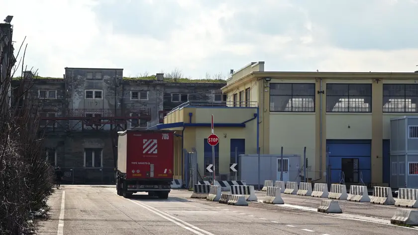 Un camion attraversa l’area del Porto Vecchio. Foto Andrea Lasorte