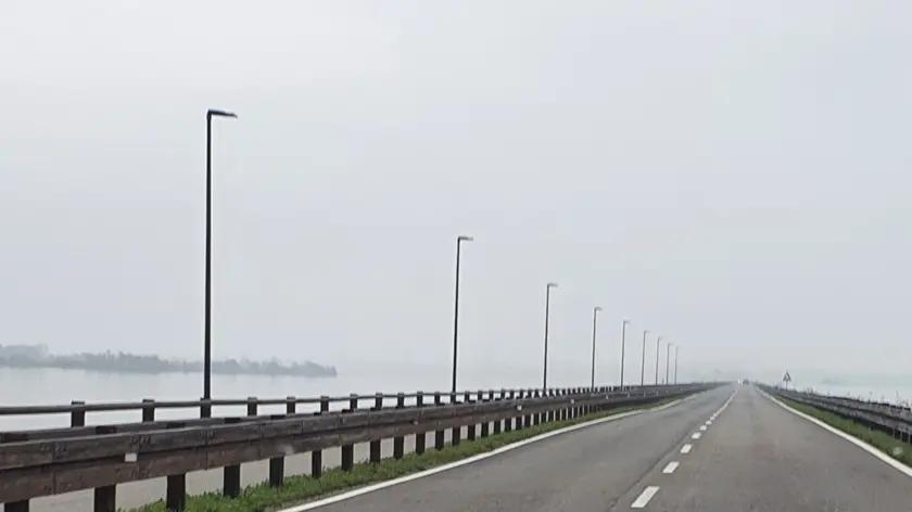 I pali dell’illuminazione montati provvisoriamente da Fvg Strade sulla ciclabile per capire l’impatto paesaggistico