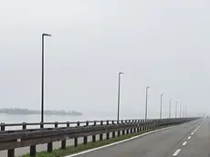 I pali dell’illuminazione montati provvisoriamente da Fvg Strade sulla ciclabile per capire l’impatto paesaggistico