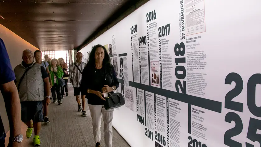 Una parete luminosa con foto e dati accompagna il percorso (Foto Bonaventura)