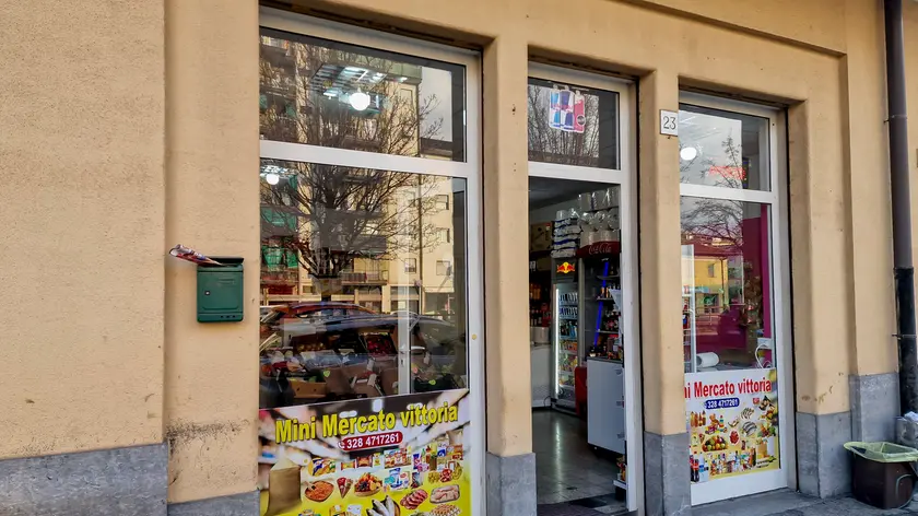 Il negozio etnico della tentata rapina (Foto Katia Bonaventura)