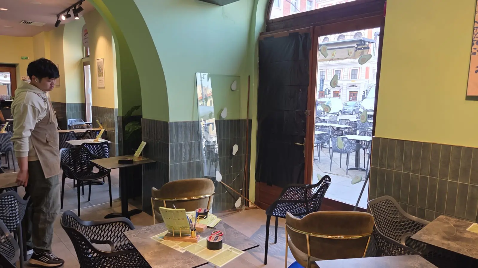 La vetrata sfondata al Pokè