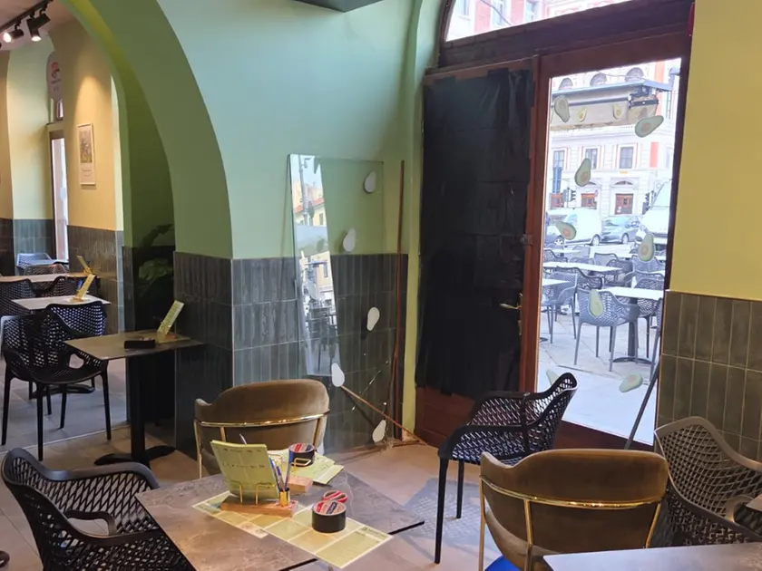 La vetrata sfondata al Pokè