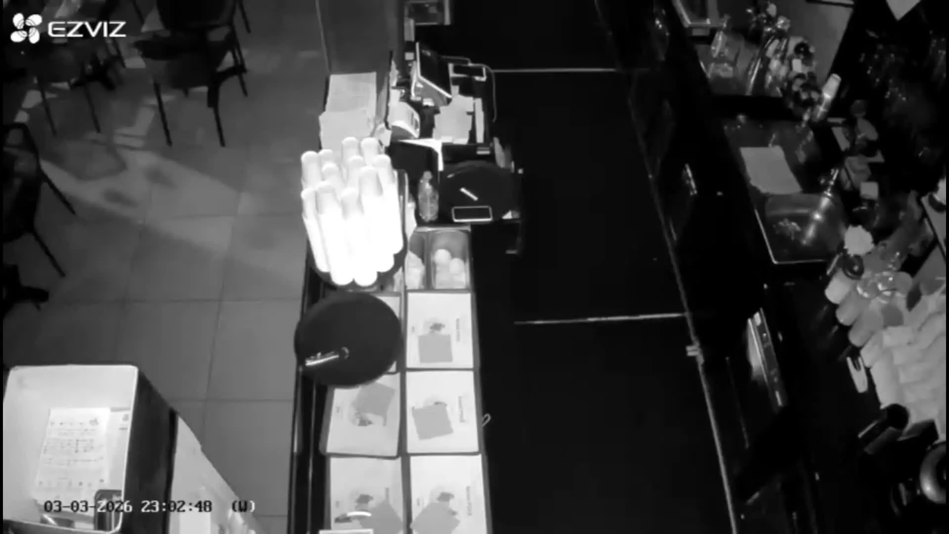 Il ladro entra nel locale a Trieste, ruba le mance e si porta via anche una  banconota da 50 euro finta