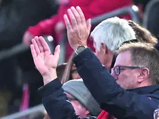 Il sindaco Polidori allo stadio Rocco con la sciarpa della Triestina (foto Lasorte)