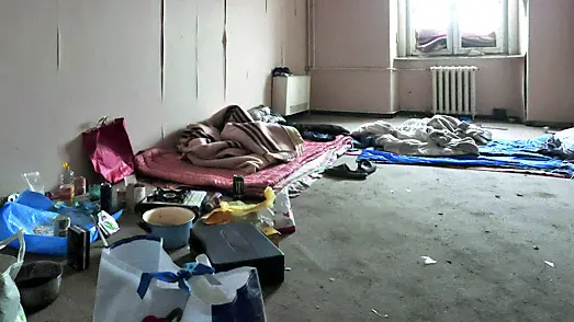 Uno dei giacigli di fortuna nei magazzini del Porto vecchio (foto Lasorte)