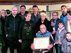 La festa per i 60 anni della pasticceria Rossitti, con la targa in mano a Claudio (foto Bonaventura)