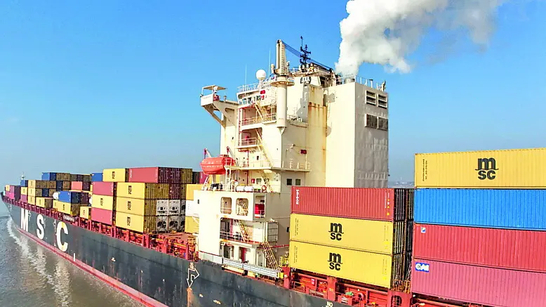 Lo stretto di Hormuz divide la penisola arabica dalle coste dell'Iran