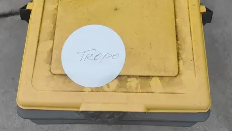 Il bidone con il biglietto lasciato sul coperchio