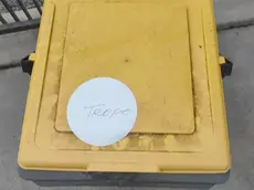 Il bidone con il biglietto lasciato sul coperchio