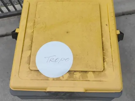 Il bidone con il biglietto lasciato sul coperchio