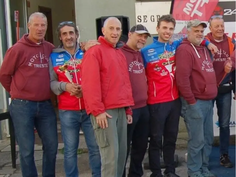 Tiberio Gatti, 71 anni, in primo piano assieme a un gruppo di amici (è il terzo da sinistra)