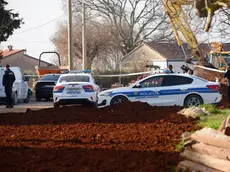 Gli inquirenti croati nella casetta nel borgo di Filipini, teatro della tragedia a Parenzo (foto glasistre.hr)