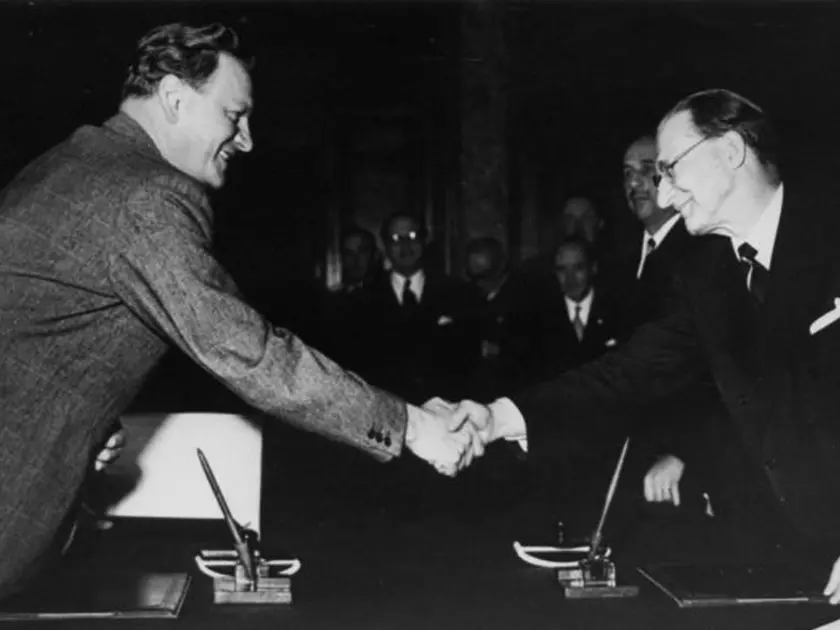 La stretta di mano tra Karl Gruber e Alcide De Gsperi dopo l’accordo del 1946