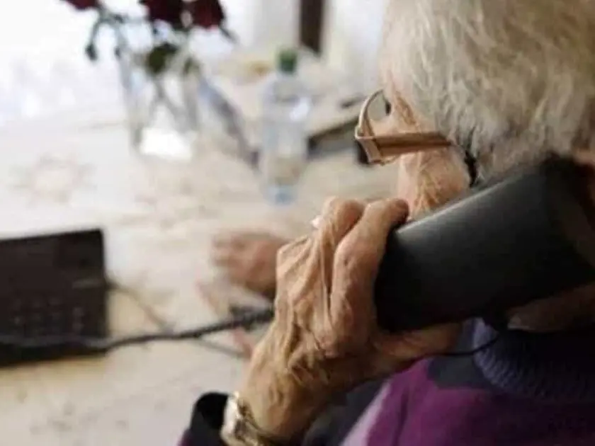 Un'anziana al telefono