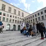 Studenti sulla gradinata dell'edificio centrale del campus universitario di piazzale Europa a Trieste