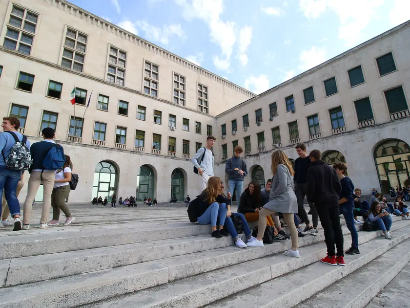 Studenti sulla gradinata dell'edificio centrale del campus universitario di piazzale Europa a Trieste