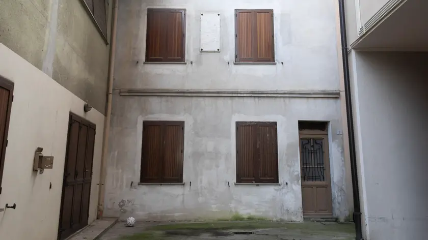 La lapide dedicata a Oberdan sulla facciata dell’ex locanda