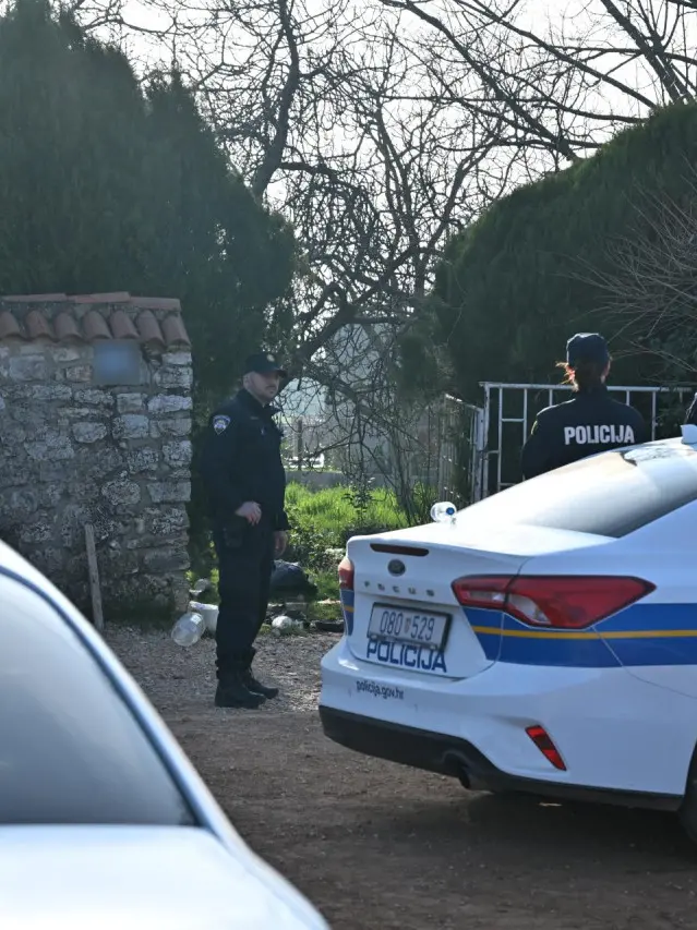 Gli inquirenti croati nella casetta nel borgo di Filipini, teatro della tragedia a Parenzo (foto jutarnji.hr)