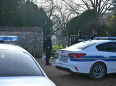 Gli inquirenti croati nella casetta nel borgo di Filipini, teatro della tragedia a Parenzo (foto jutarnji.hr)