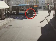 Un frame video dell'area pochi istanti prima dell’incidente: la figura cerchiata in rosso è la vittima