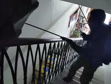 L’interno dello stabile in via della Fabbrica, teatro del sequestro di persona