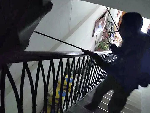 L’interno dello stabile in via della Fabbrica, teatro del sequestro di persona