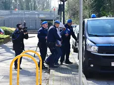 Loriano Bedin scortato fuori dal Tribunale di Pordenone dalle forze dell'ordine (foto Brisotto / Petrussi)