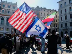 Il sit-in degli iraniani in piazza Ponterosso (Silvano)