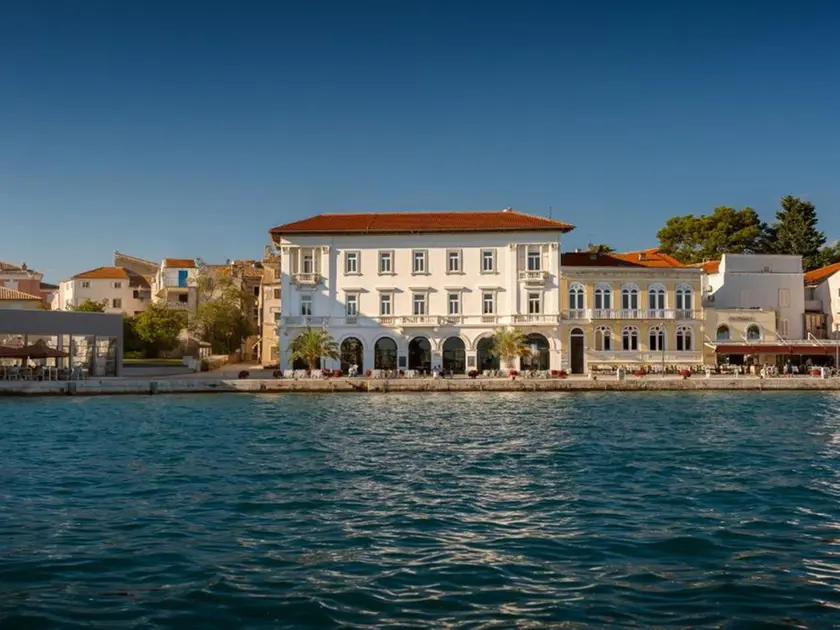 L’edificio che ospita l’hotel ristrutturato