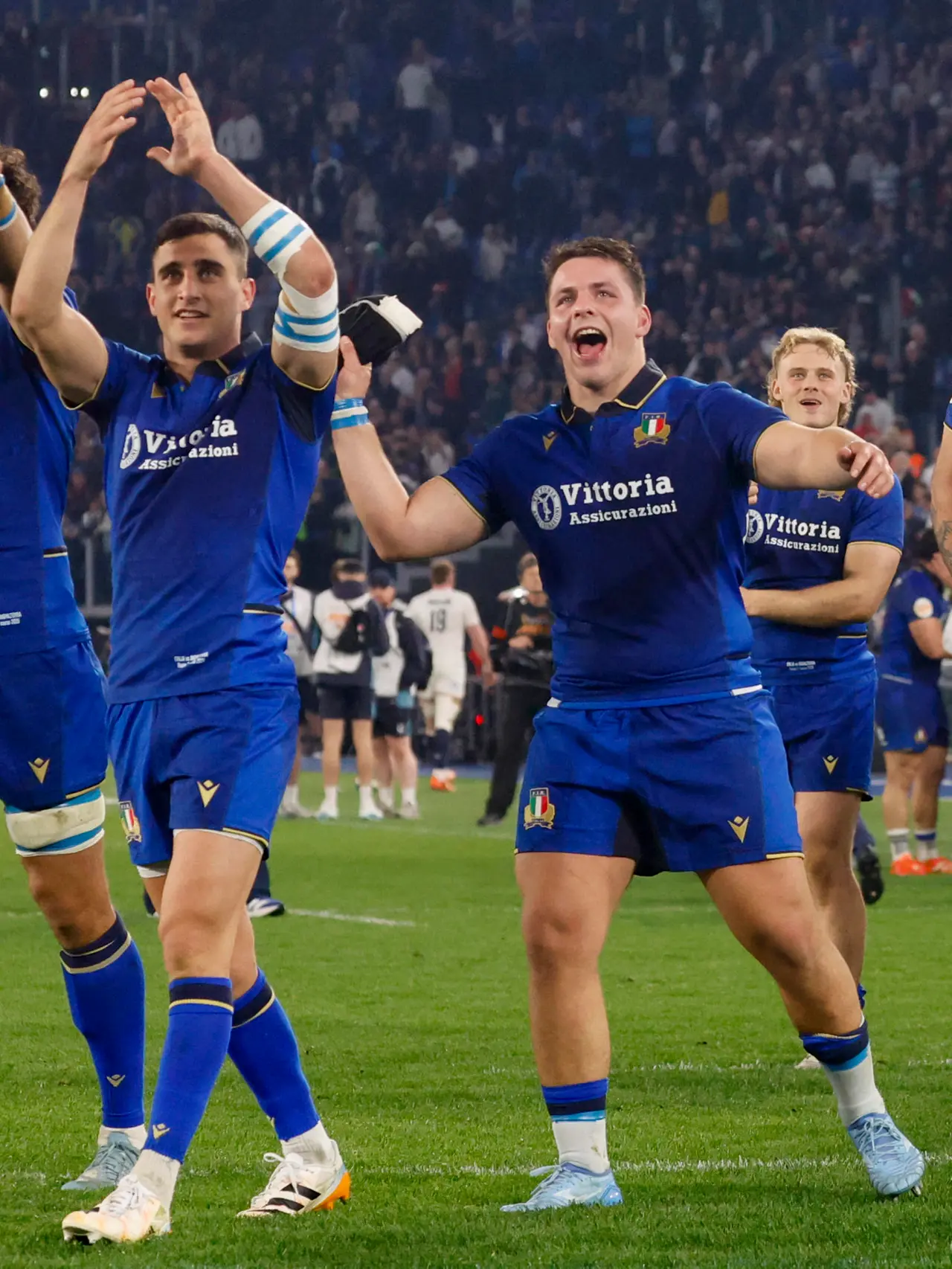 L’Italia festeggia la vittoria contro l’Inghilterra nel Sei Nazioni di rugby
