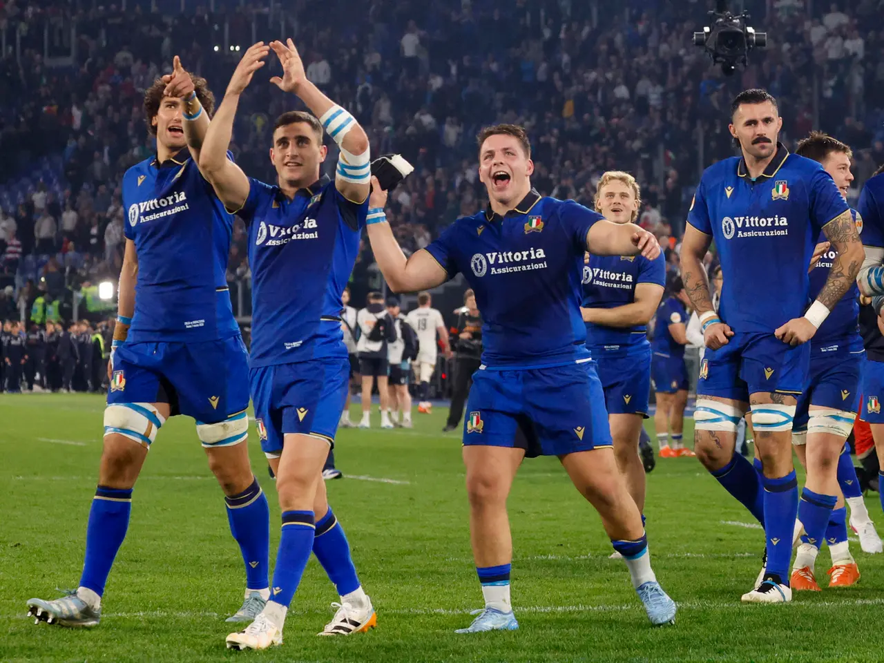 L’Italia festeggia la vittoria contro l’Inghilterra nel Sei Nazioni di rugby